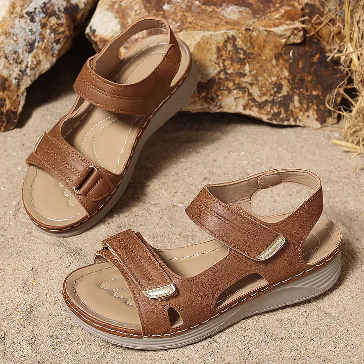 Astride | Sandalias con Correas Ajustables y Plataforma