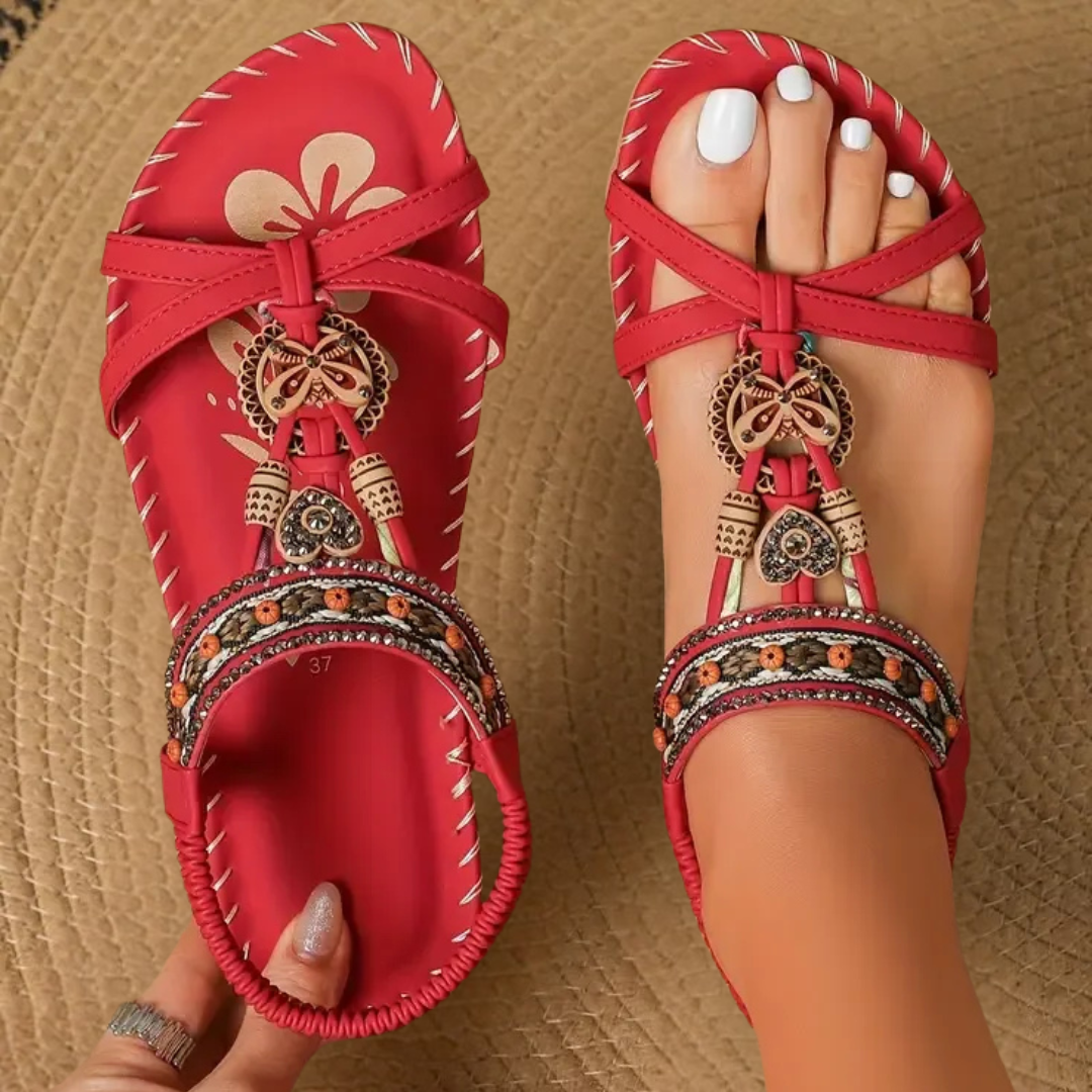 Marijke - Sandalias Planas Boho con Cuentas y Amuleto Tribal