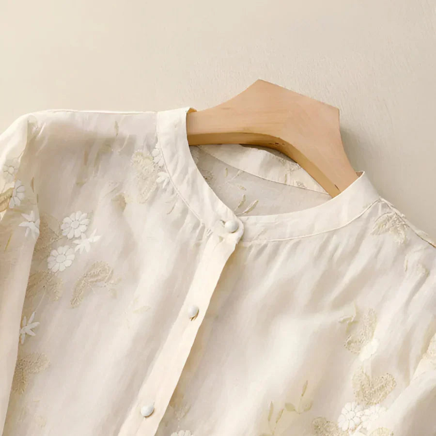 Nanda - Blusa Transparente con Bordado Floral y Cierre Frontal Con Botones