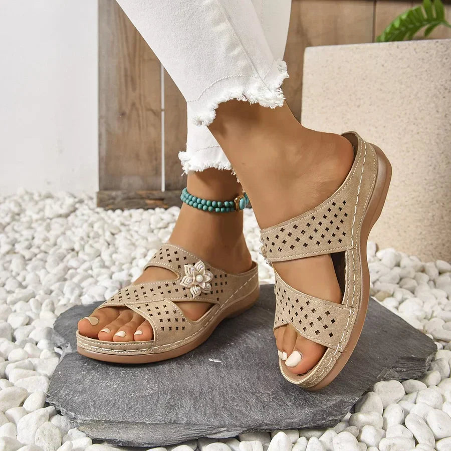 Kristine | Sandalias de cuña con detalle floral