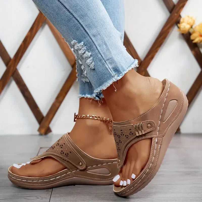Tiara - Sandalias de Cuña Con Aberturas