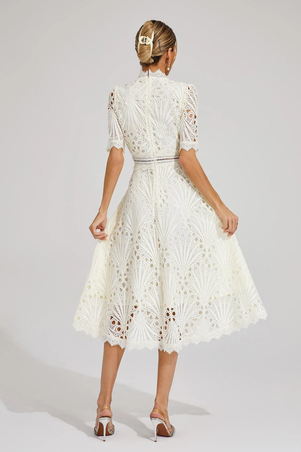 Vorelle | Vestido Midi de Encaje Cuello Alto Manga Corta