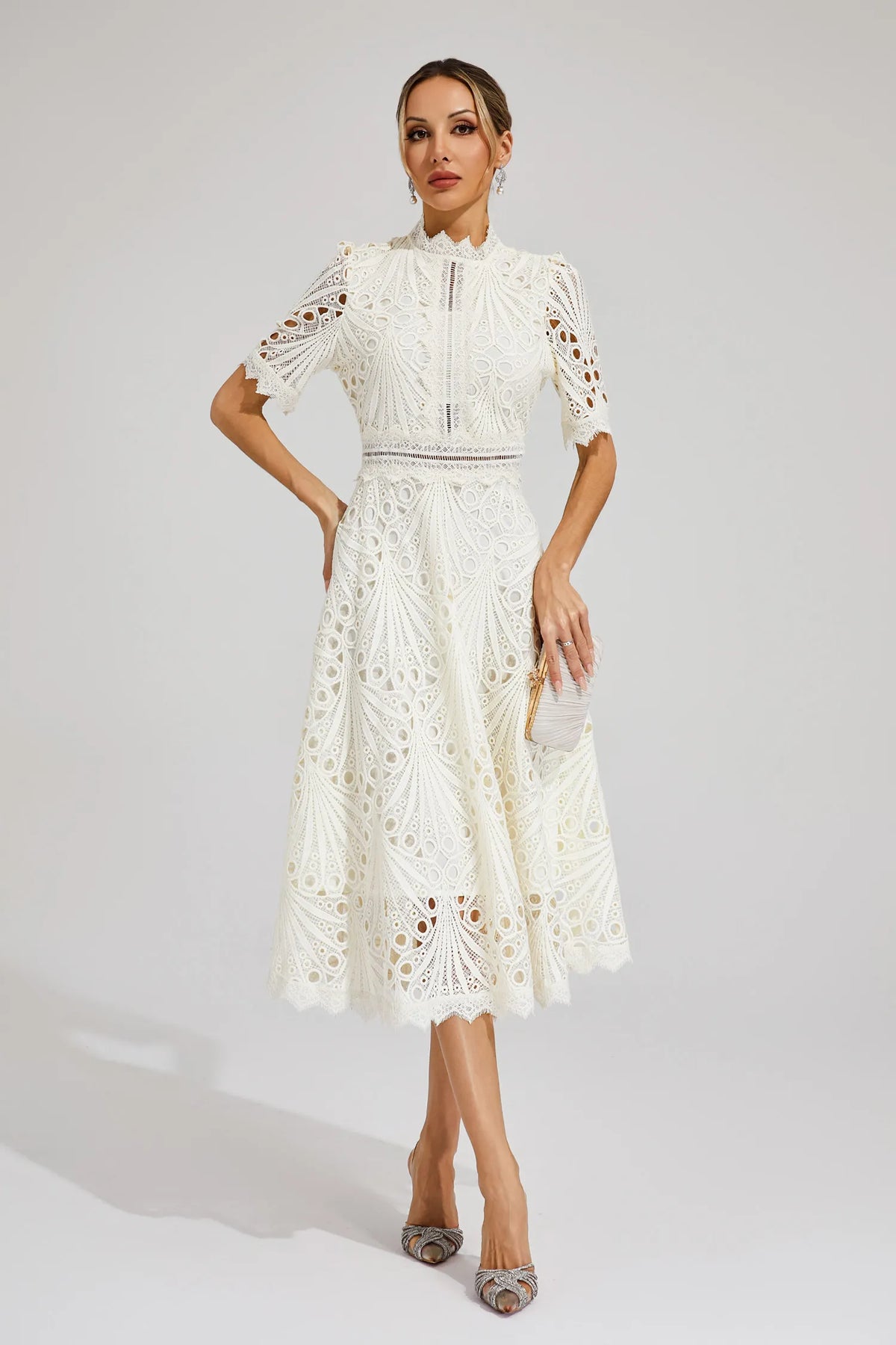 Vorelle | Vestido Midi de Encaje Cuello Alto Manga Corta