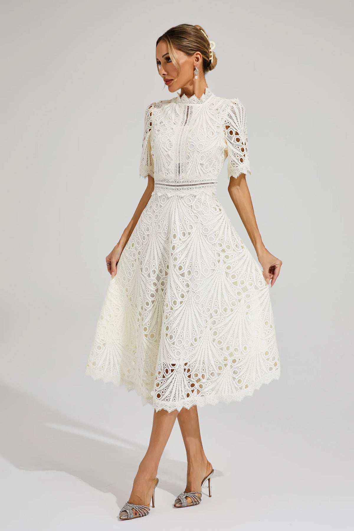Vorelle | Vestido Midi de Encaje Cuello Alto Manga Corta