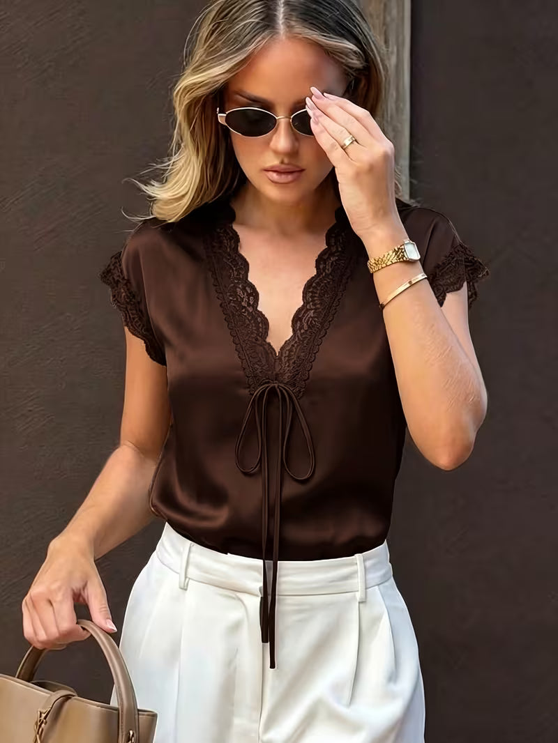 Neeta | Top De Estilo Satinado Con Encaje, Manga Corta, Lazo Frontal y Escote en V