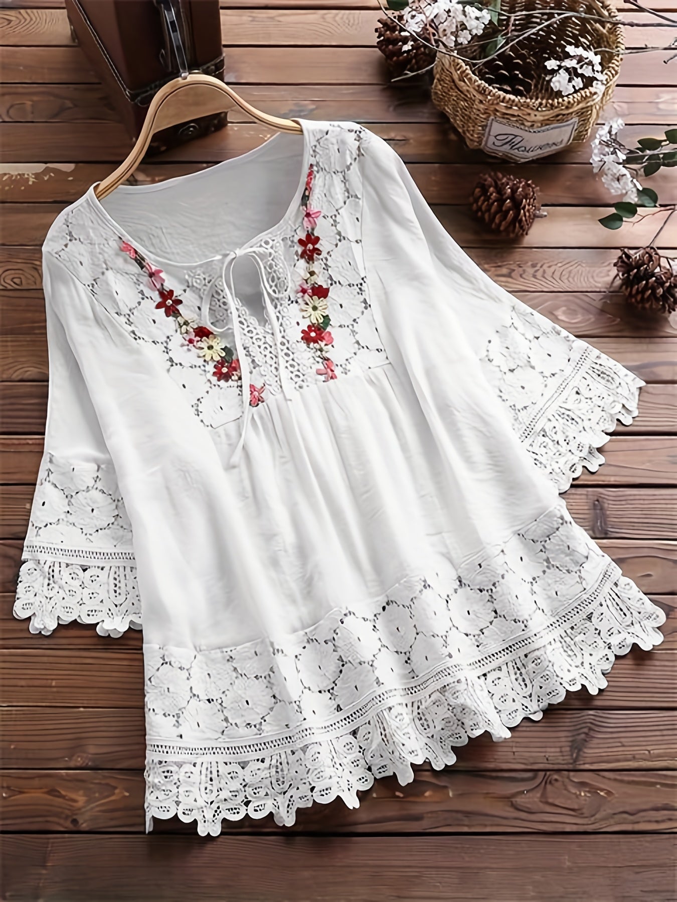 Esmeralda | Blusa Bordada con Encaje Floral