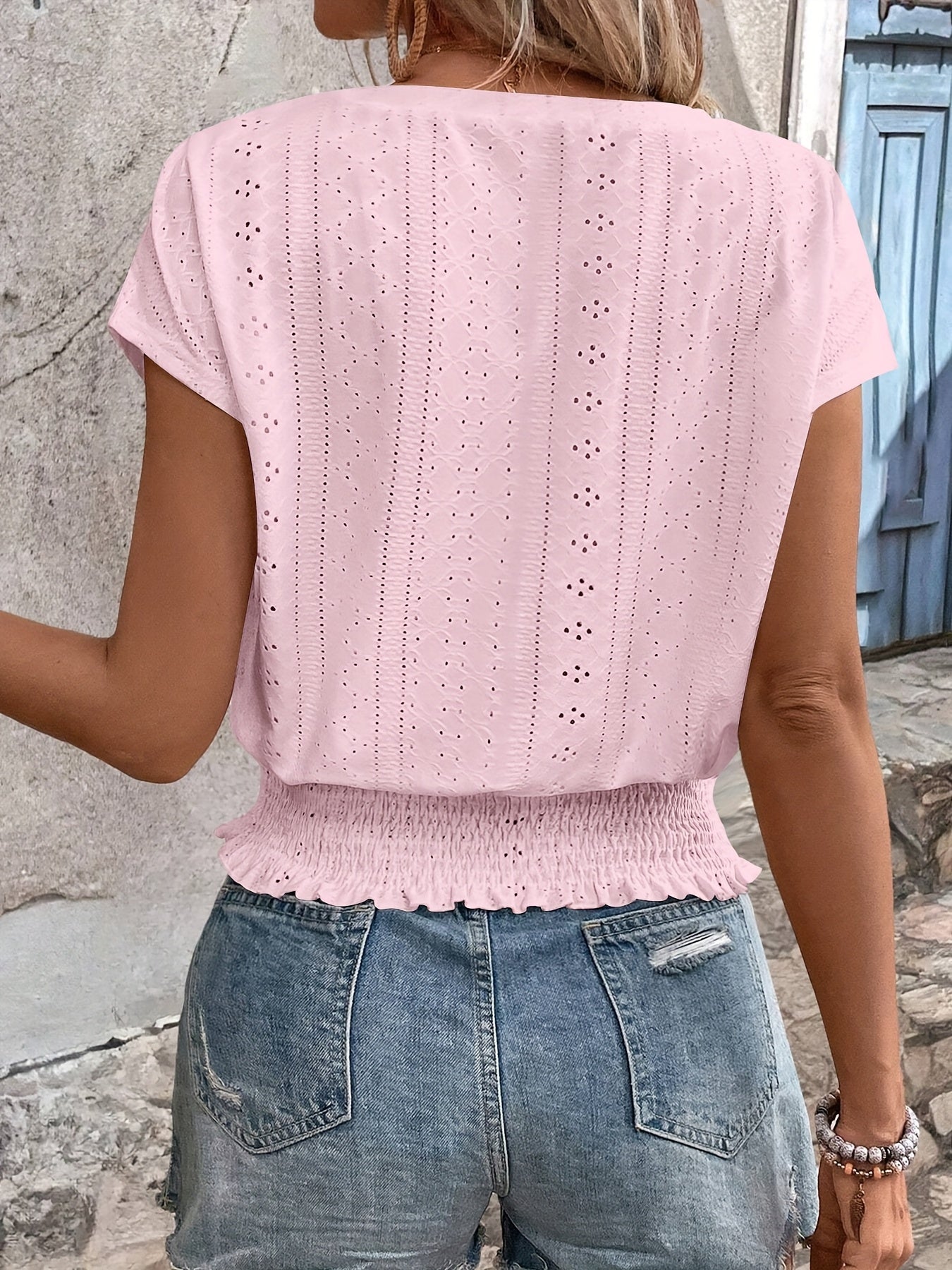 Delores - Top Con Cuello en V Mangas de Murciélago y Detalle de Ojales