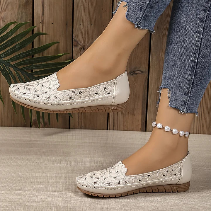 Inessa | Mocasines Blancos Con Corte Floral Sin Cordones