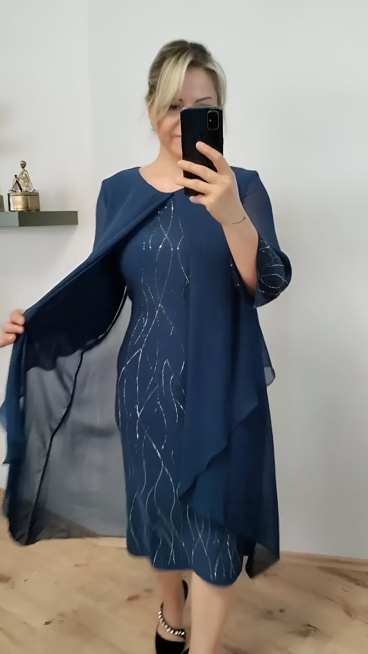 Nienke - Título Vestido Midi Con Capas y Superposición Manga Tres Cuartos