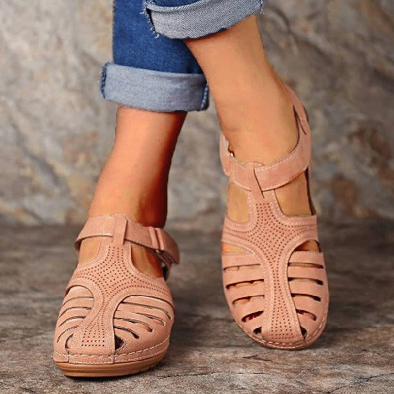 Leola | Sandalias de Puntera Cerrada Con Aberturas y Cierre de Velcro
