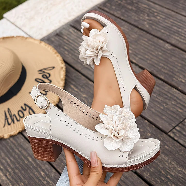 Gayanthi - Sandalias De Tacón Grueso Con Detalle Floral en La Parte Delantera