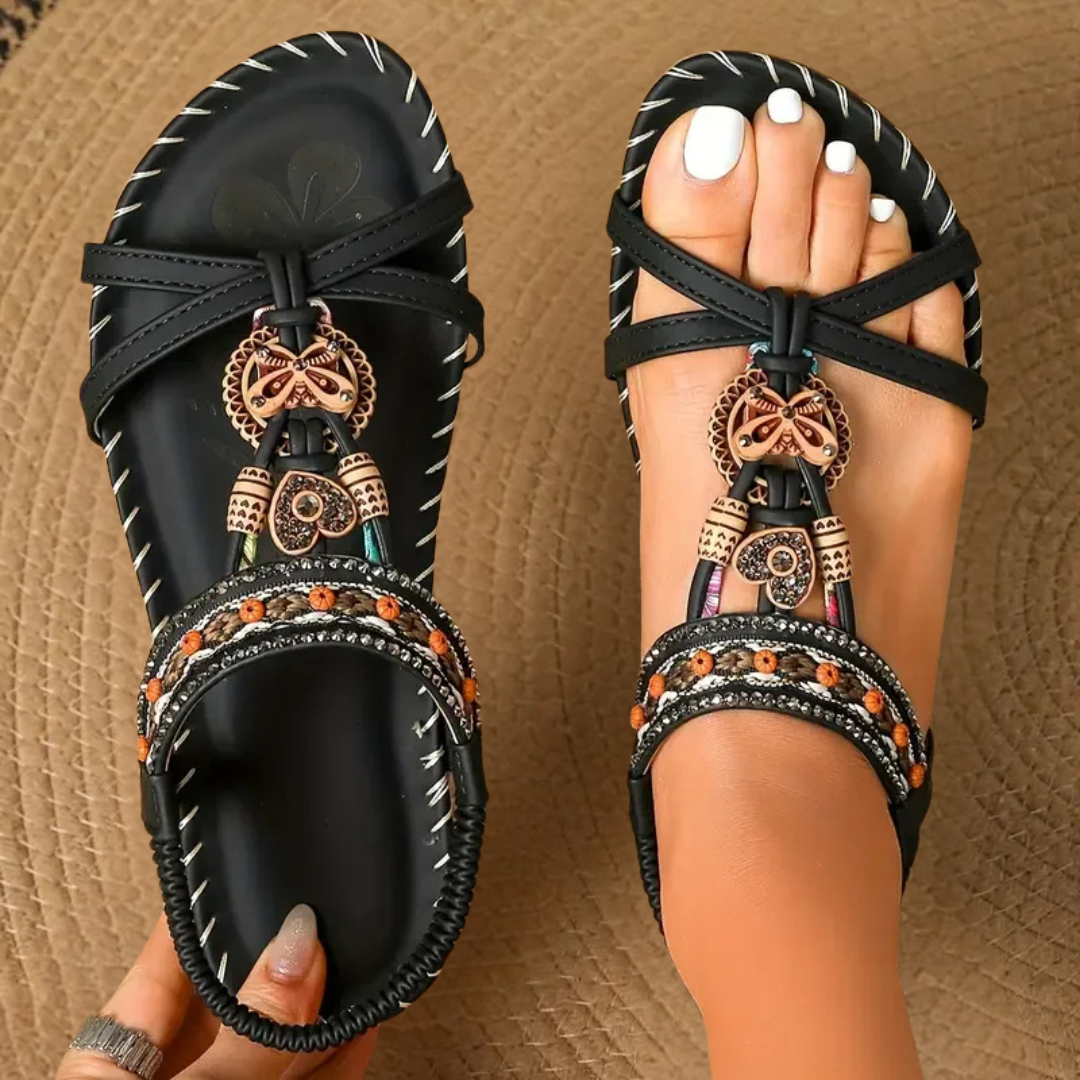 Marijke - Sandalias Planas Boho con Cuentas y Amuleto Tribal