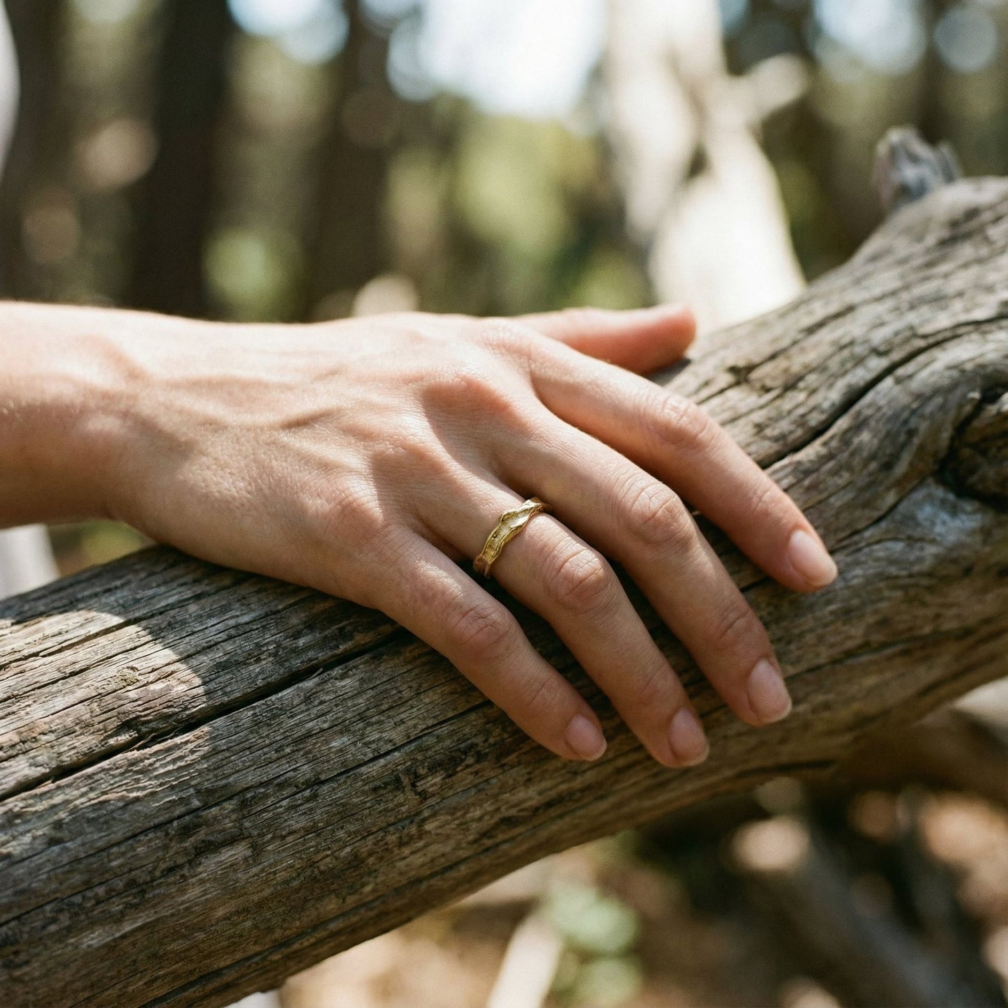 ForgeMuse | Anillo con Diseño Ondulado Texturizado en Tono Dorado