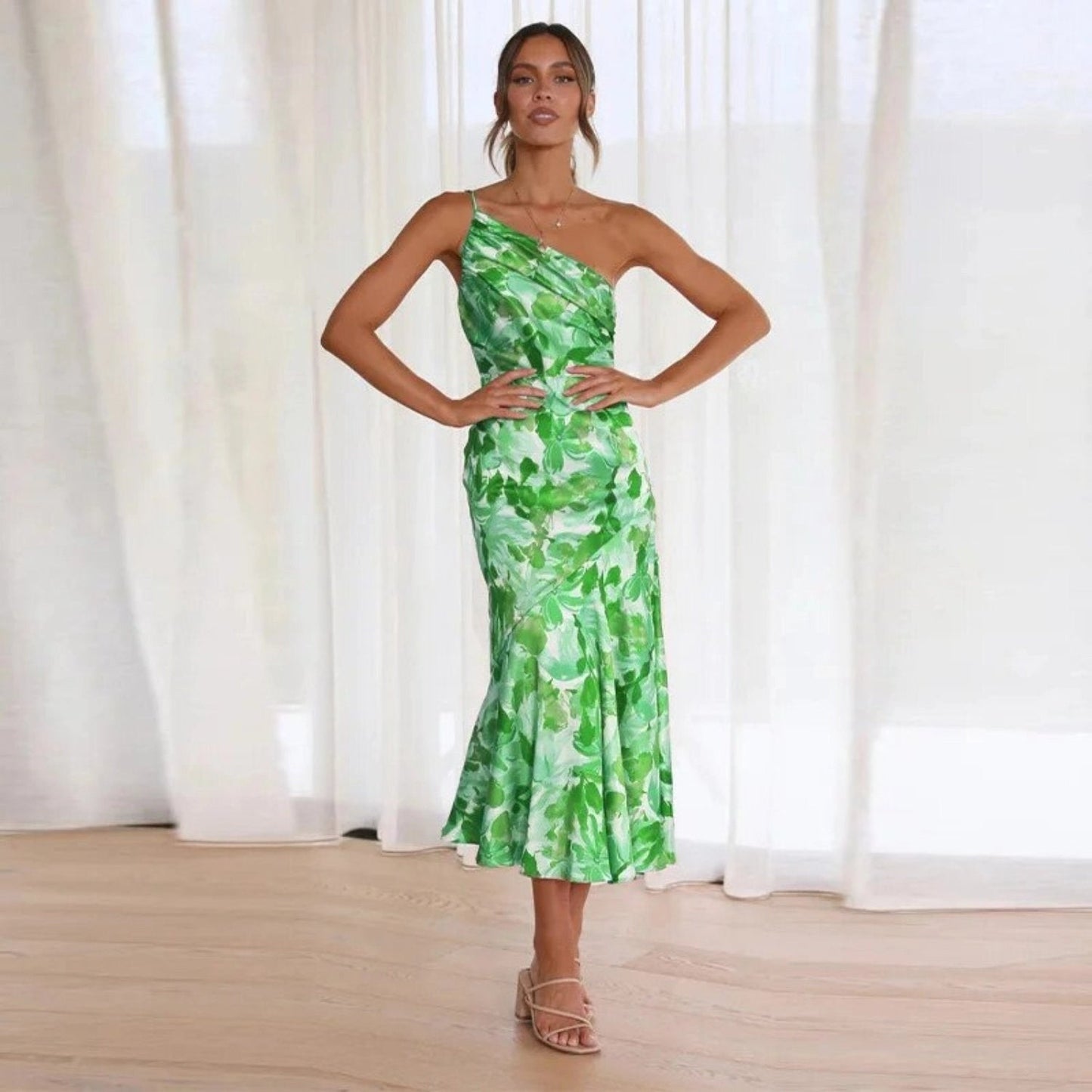 Cynthia | Vestido Midi de Satén Con Estampado Floral y un Solo Hombro