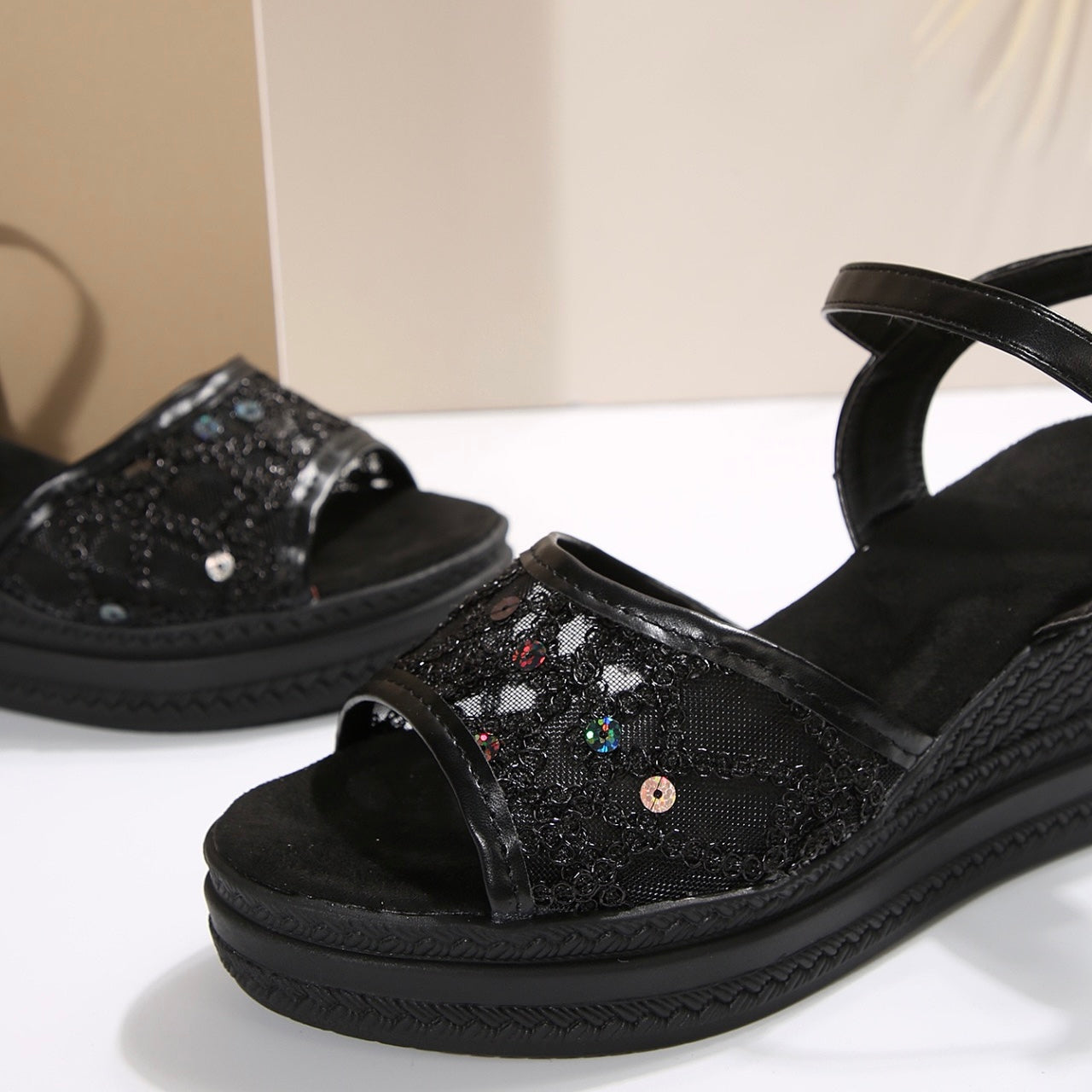 Cara | Sandalias de Cuña con Encaje Decorativo