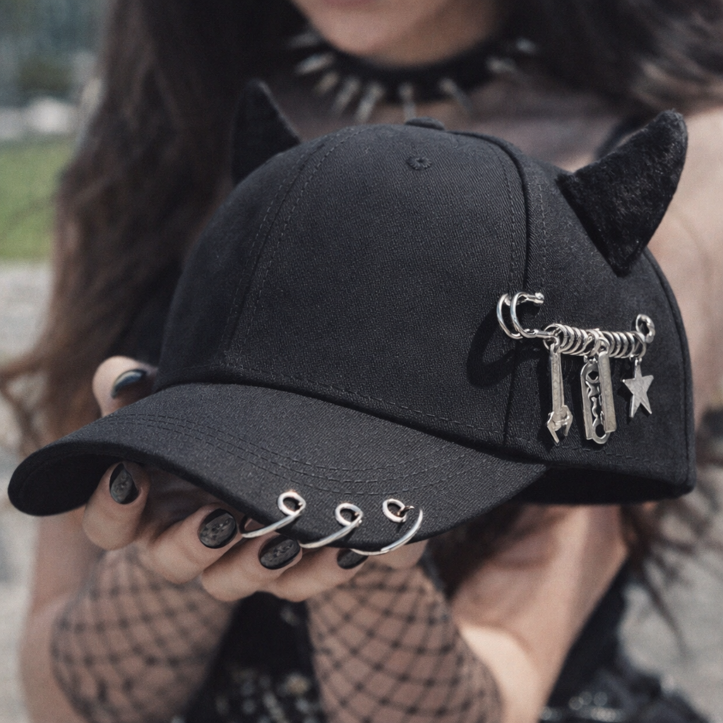 González | Gorra de Béisbol con Detalles de Cuernos del Diablo