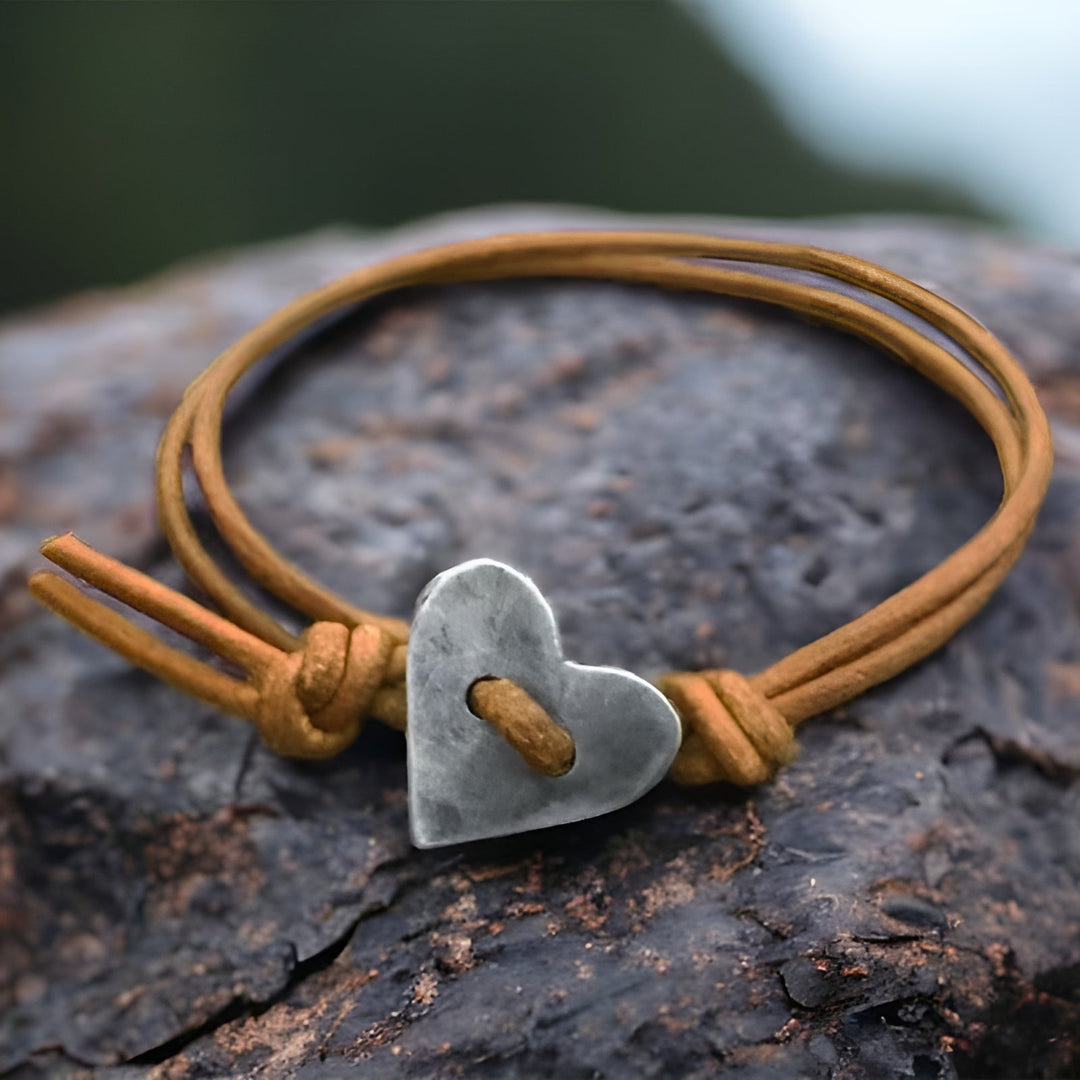 Lovenna - Pulsera de Cordón Ajustable con Detalle de Corazón Metálico
