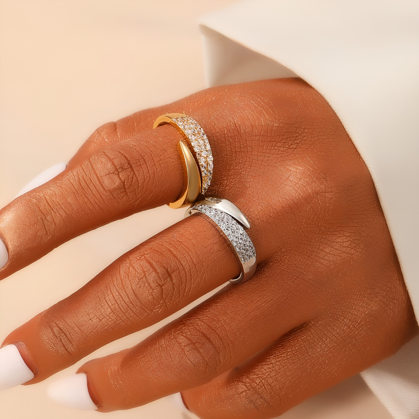 Florie - Anillo de Banda Retorcida Con Pavé