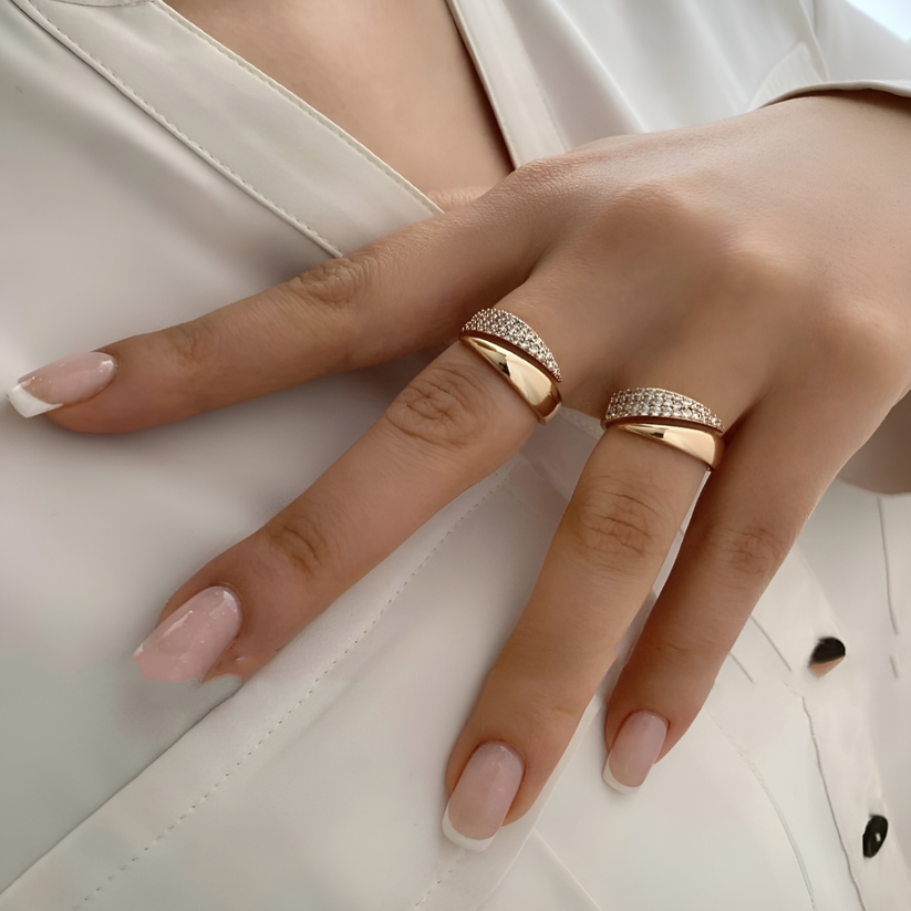 Florie - Anillo de Banda Retorcida Con Pavé