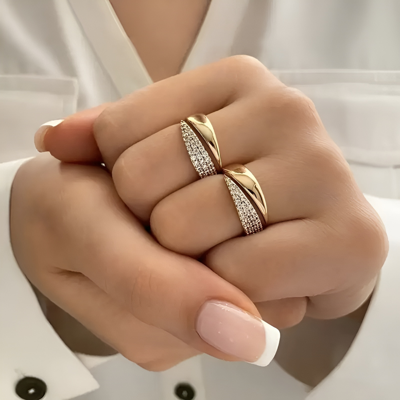 Florie - Anillo de Banda Retorcida Con Pavé