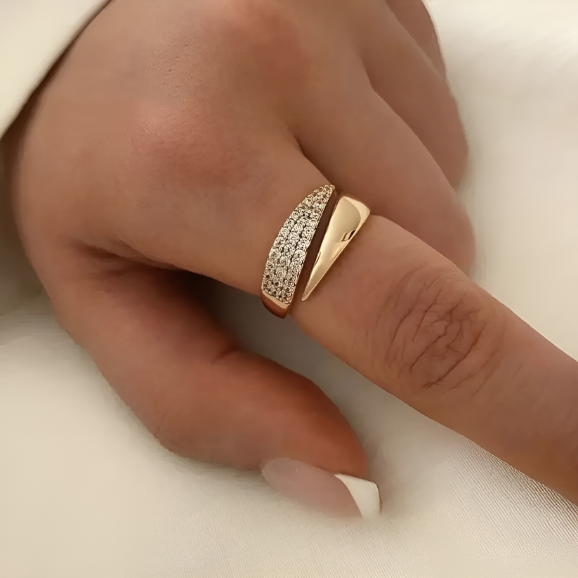 Florie - Anillo de Banda Retorcida Con Pavé