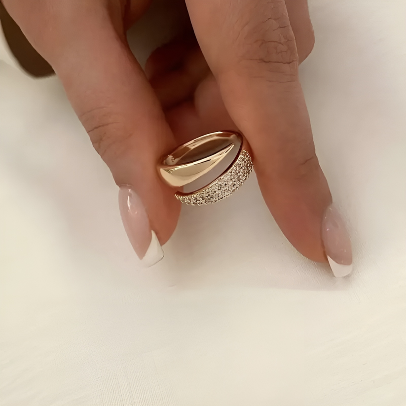 Florie - Anillo de Banda Retorcida Con Pavé