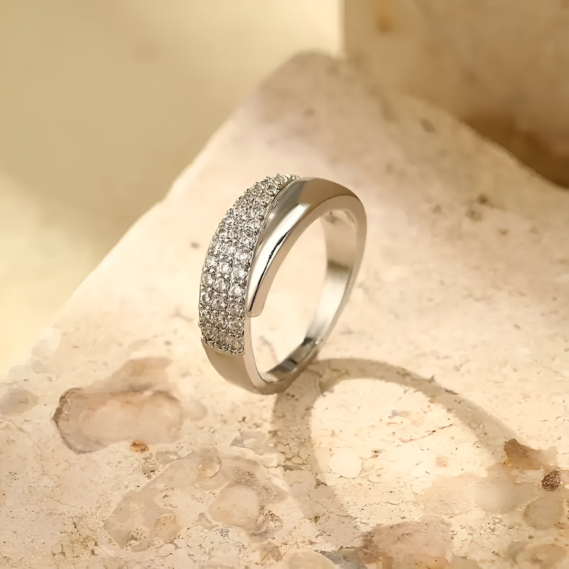 Florie - Anillo de Banda Retorcida Con Pavé
