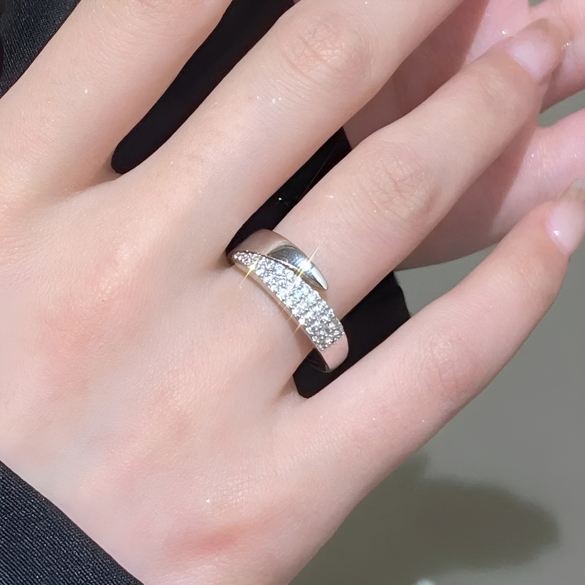 Florie - Anillo de Banda Retorcida Con Pavé