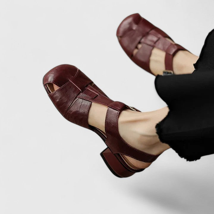 Kathy | Sandalias Cerradas con Tacón Bajo y Hebilla