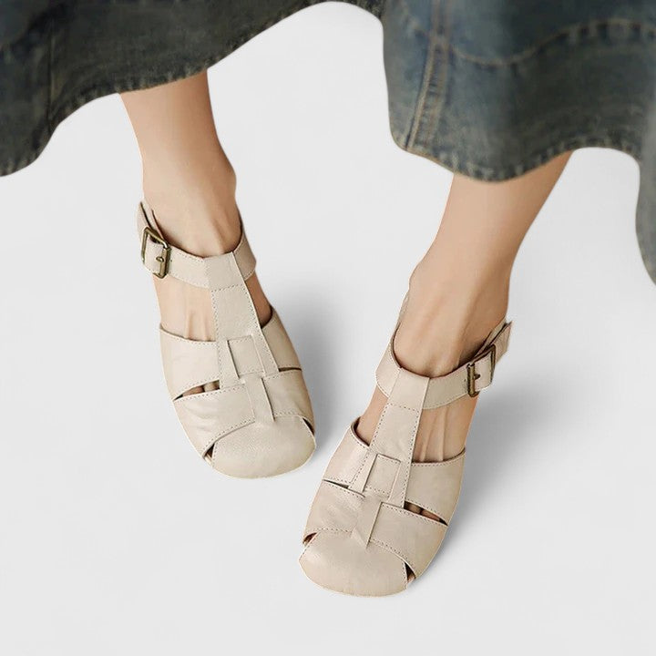 Kathy | Sandalias Cerradas con Tacón Bajo y Hebilla