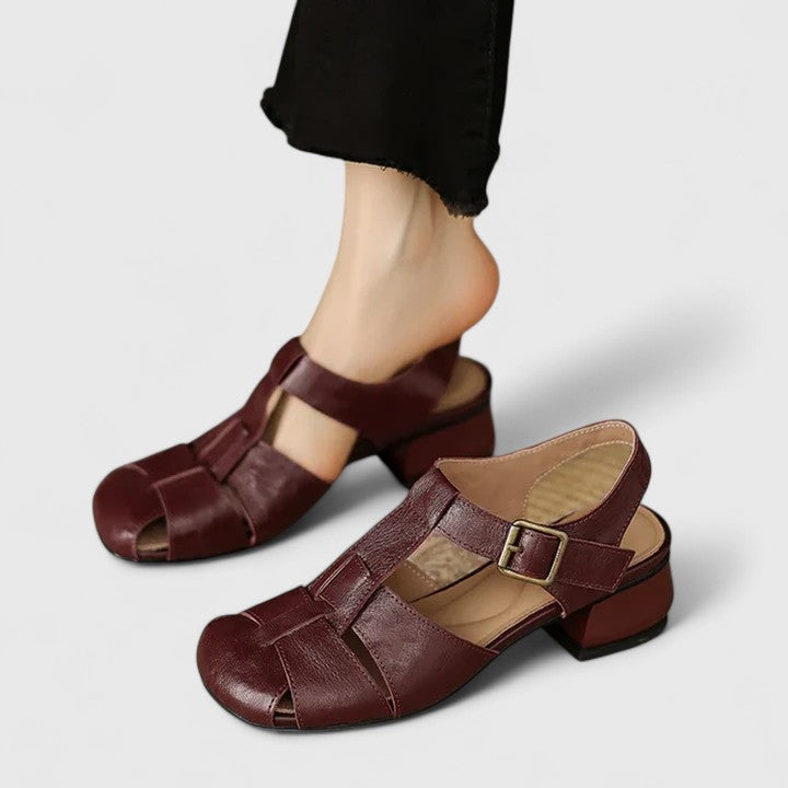 Kathy | Sandalias Cerradas con Tacón Bajo y Hebilla