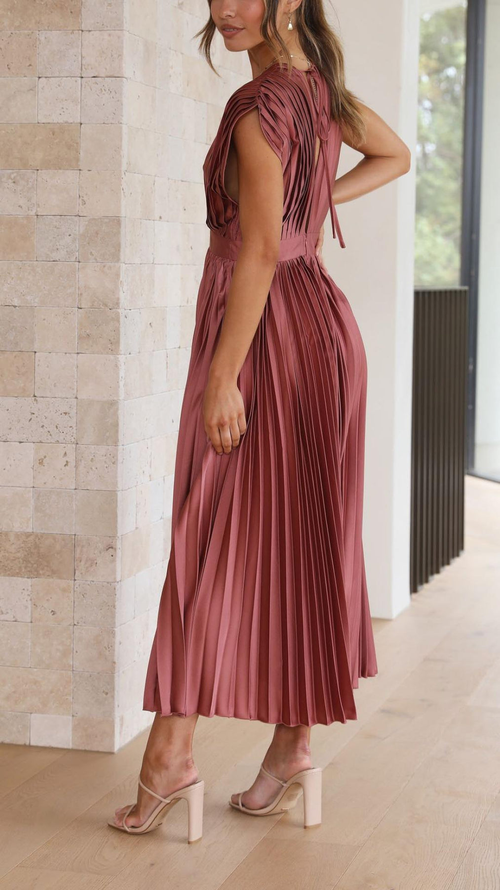 Iria | Vestido Midi Con Cuello en V Plisado Y Mangas Casquillo