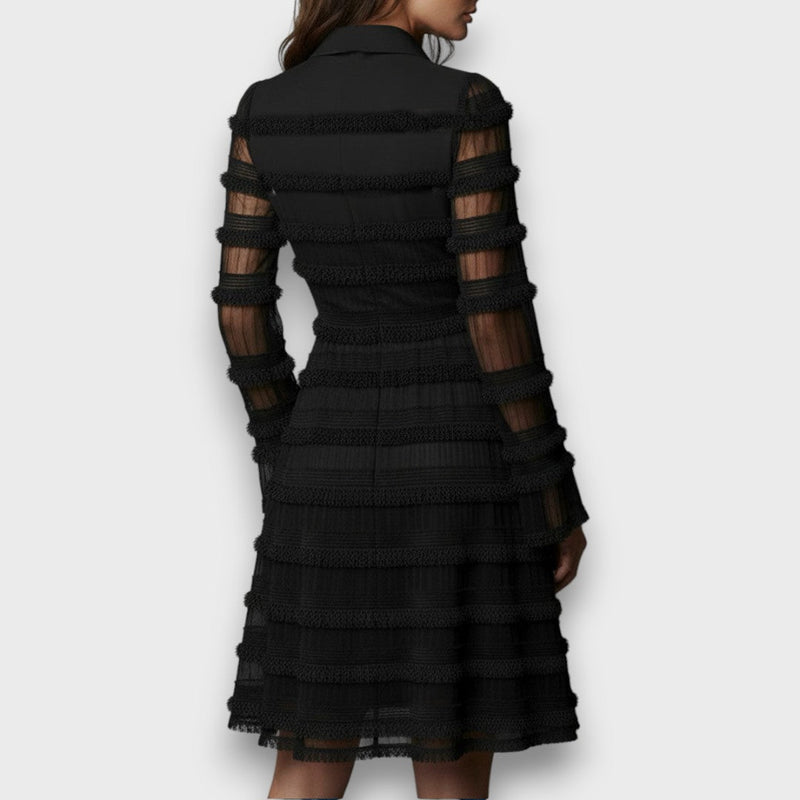 Myla | Vestido Negro con Mangas Transparentes y Faldón Escalonado