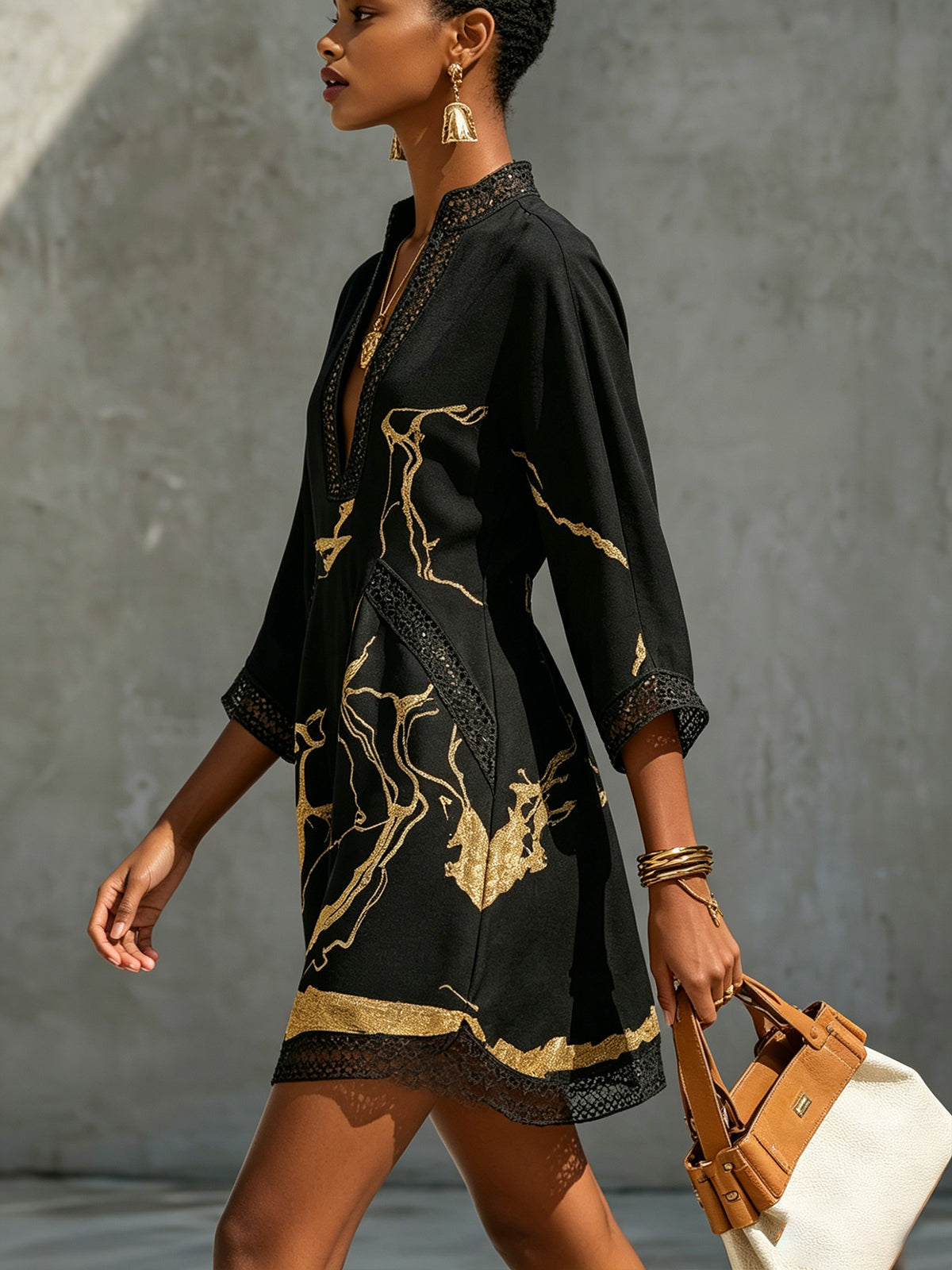 Arlinen | Vestido Mini Negro Con Estampado Y Cuello en V