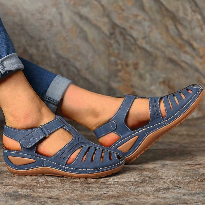 Leola | Sandalias de Puntera Cerrada Con Aberturas y Cierre de Velcro
