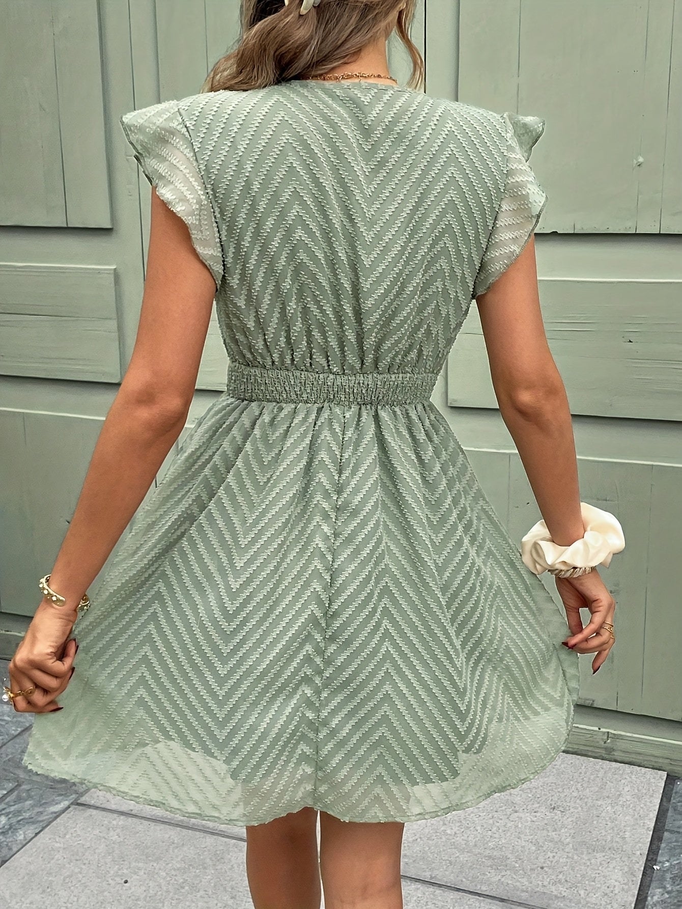 Shirley | Minivestido Con Cuello en V Y Mangas Onduladas Con Estampado en Zigzag