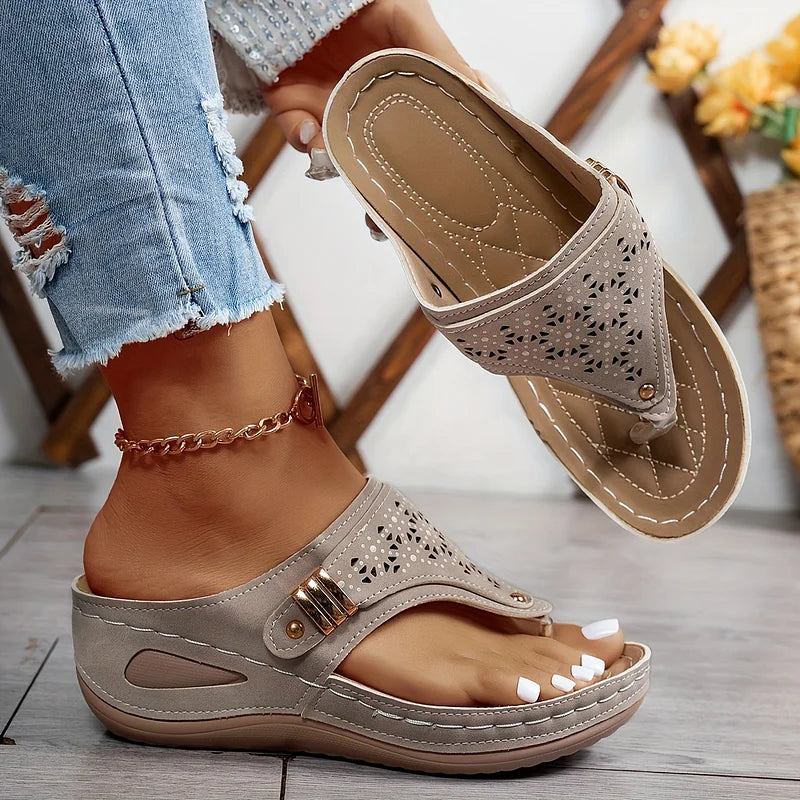 Tiara - Sandalias de Cuña Con Aberturas