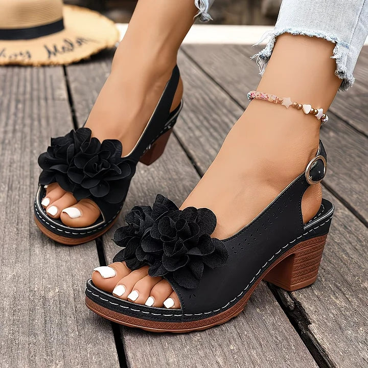 Gayanthi - Sandalias De Tacón Grueso Con Detalle Floral en La Parte Delantera