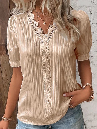 Madelen | Blusa Plisada con Cuello en V y Encaje