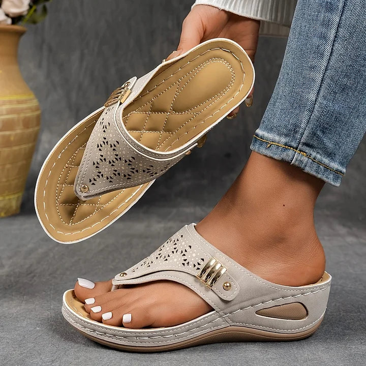 Tiara - Sandalias de Cuña Con Aberturas