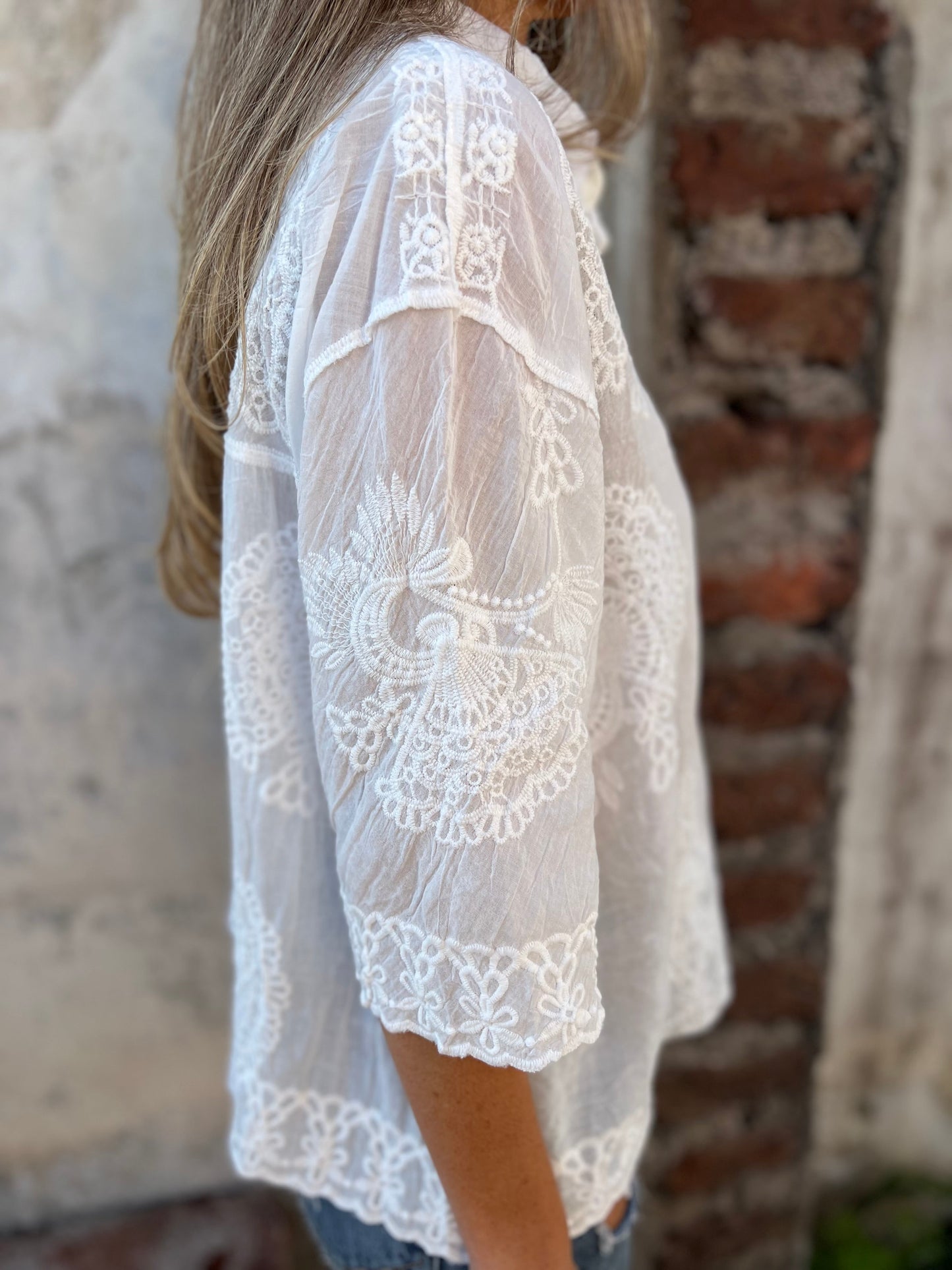 Nalini | Blusa Blanca Bordada con Cuello Clásico