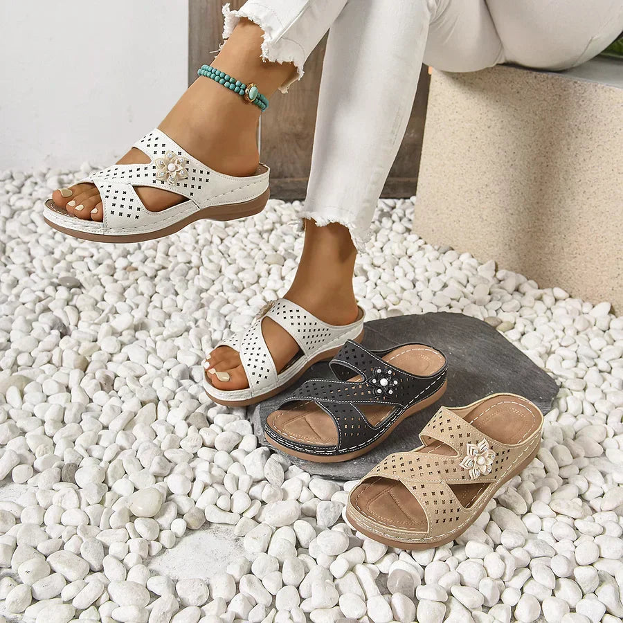 Kristine | Sandalias de cuña con detalle floral