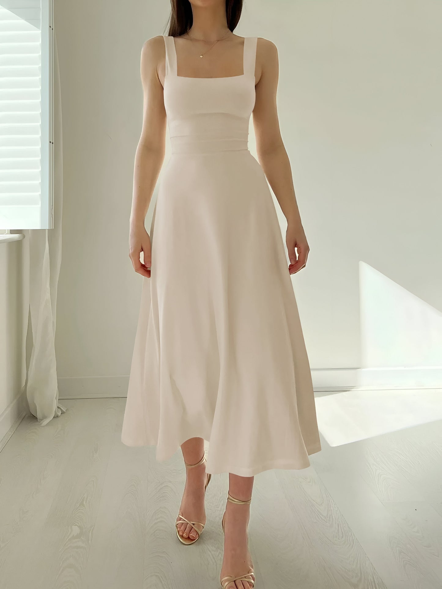 Jasmini | Vestido Midi Con Cuello Cuadrado Y Silueta en a