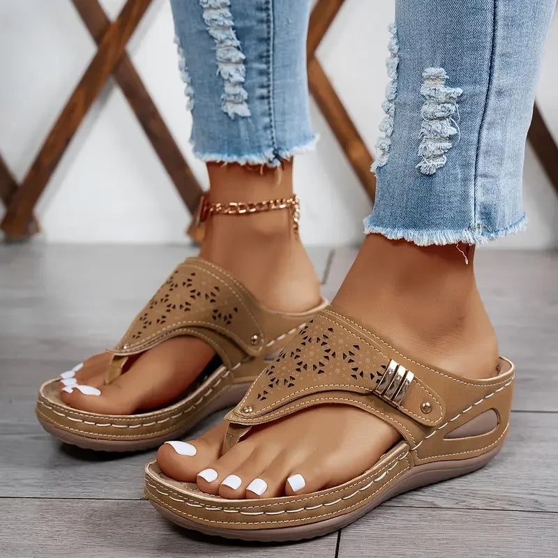 Tiara - Sandalias de Cuña Con Aberturas