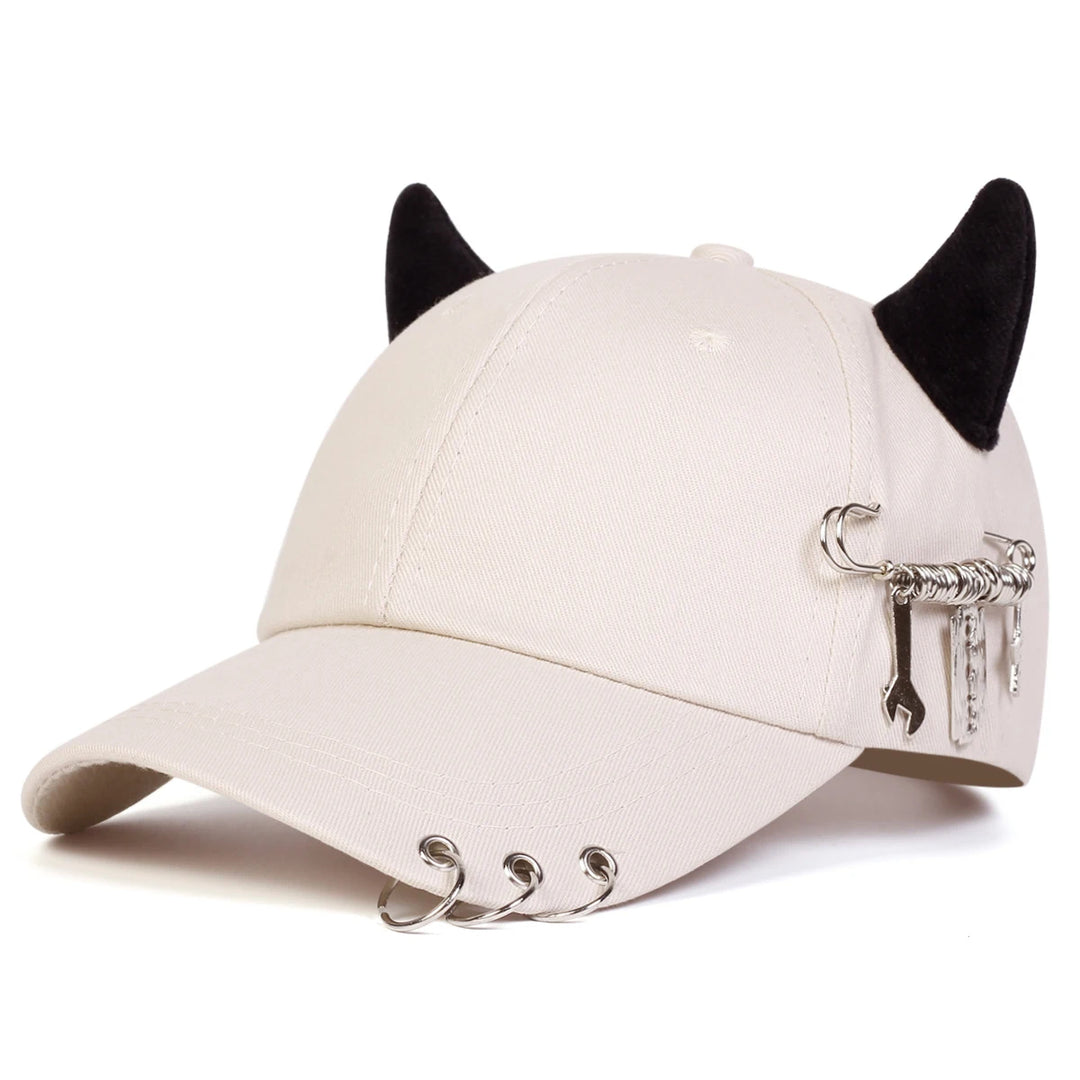González | Gorra de Béisbol con Detalles de Cuernos del Diablo