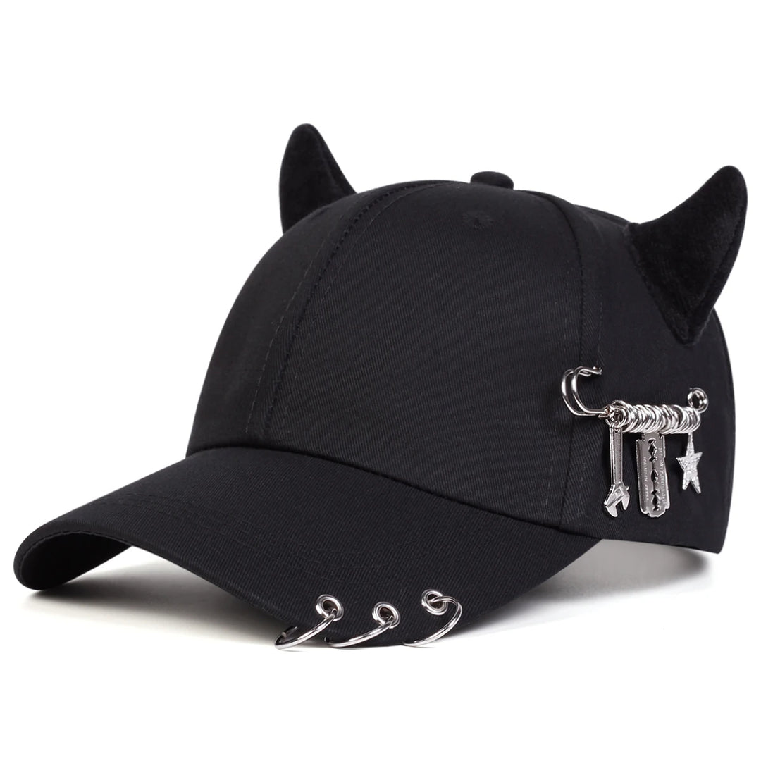 González | Gorra de Béisbol con Detalles de Cuernos del Diablo