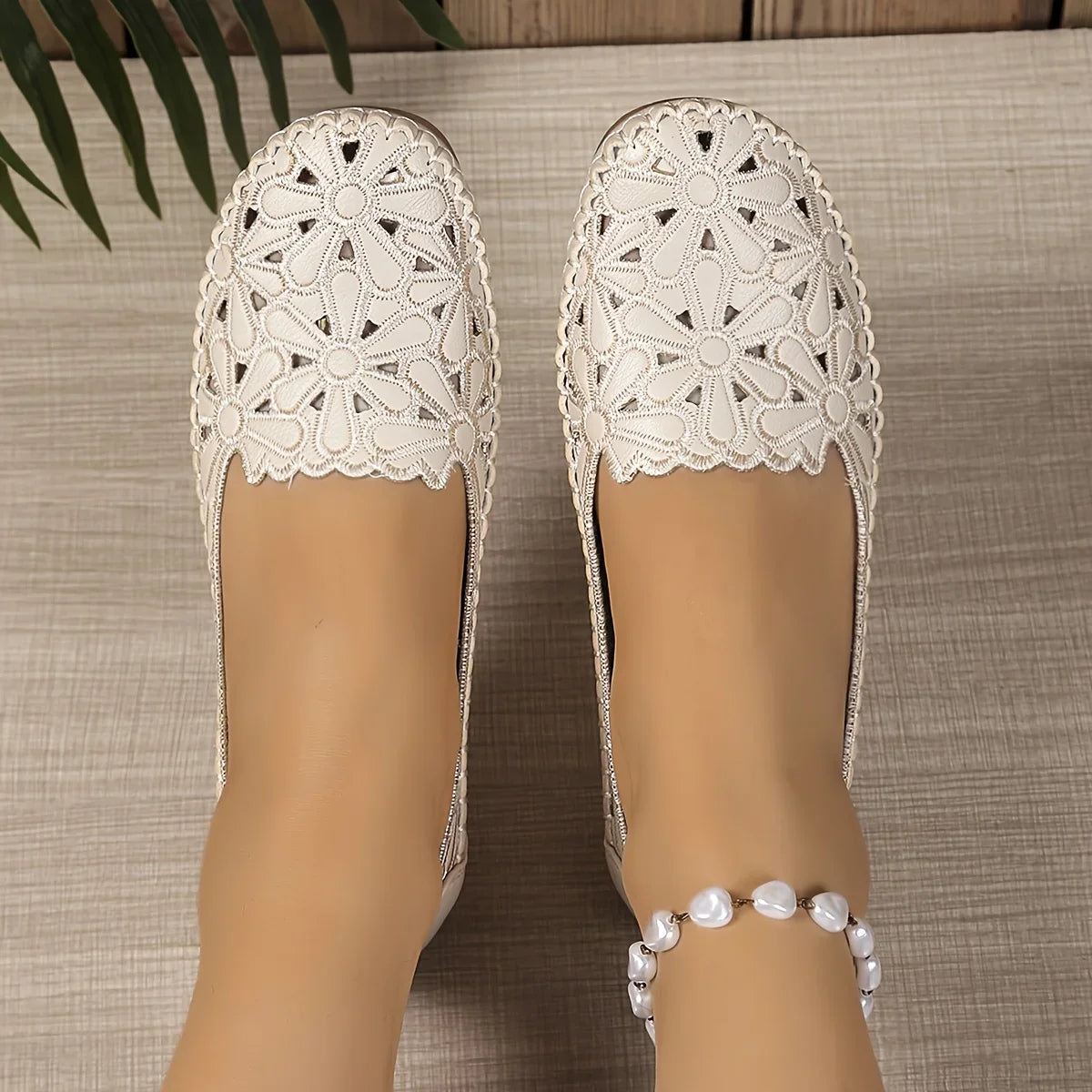 Inessa | Mocasines Blancos Con Corte Floral Sin Cordones