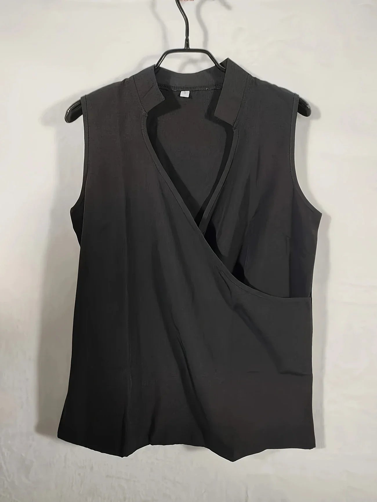 Cebulska | Blusa Sin Mangas Con Cuello en V Y Corte Cruzado