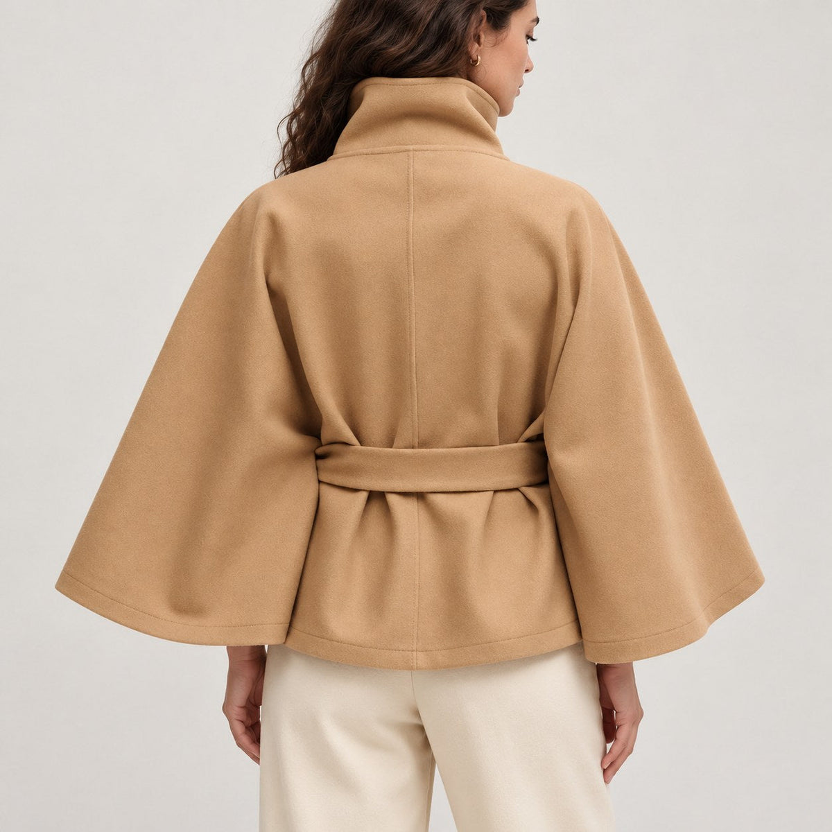 Solariedge | Capa con Cuello Alto y Cinturón