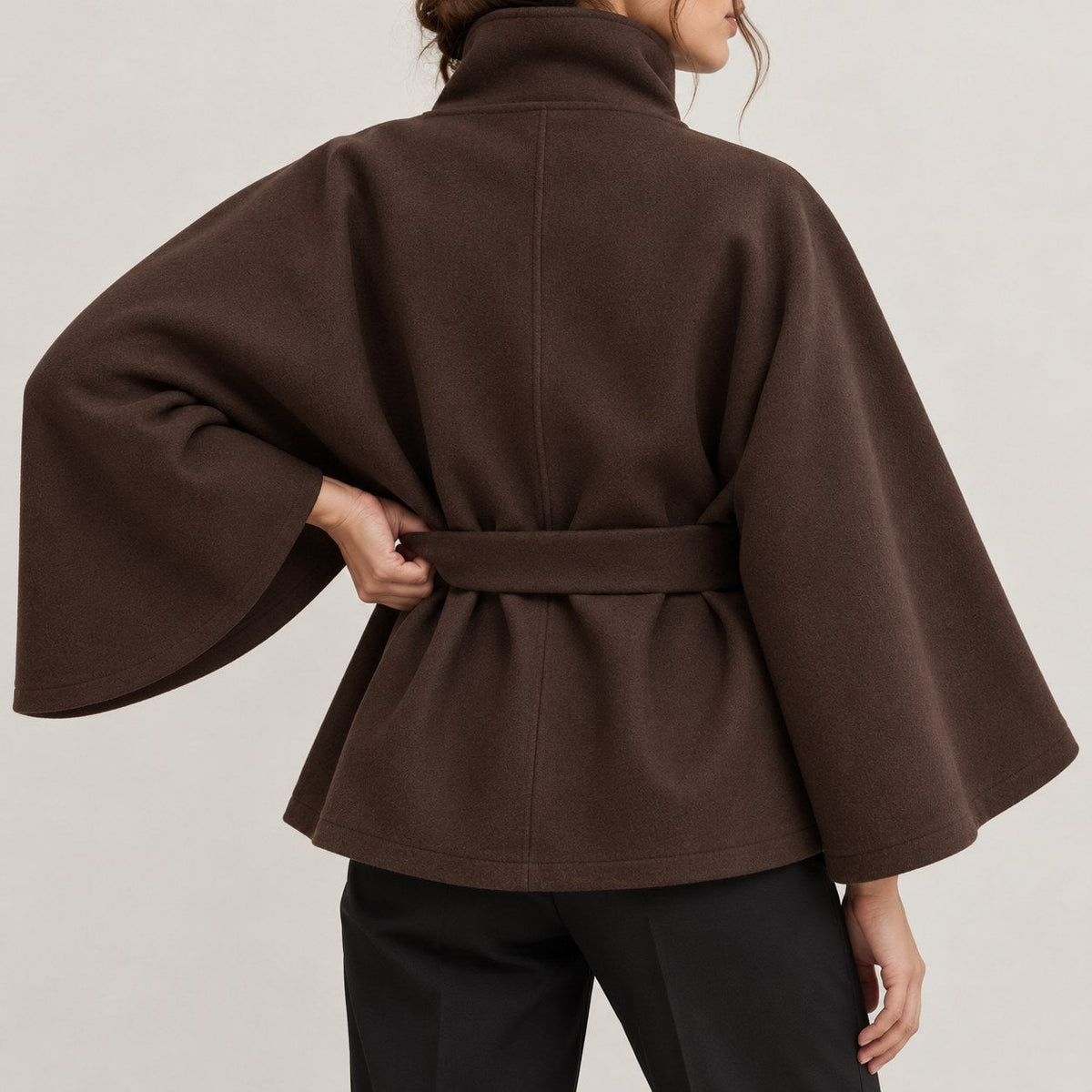Solariedge | Capa con Cuello Alto y Cinturón